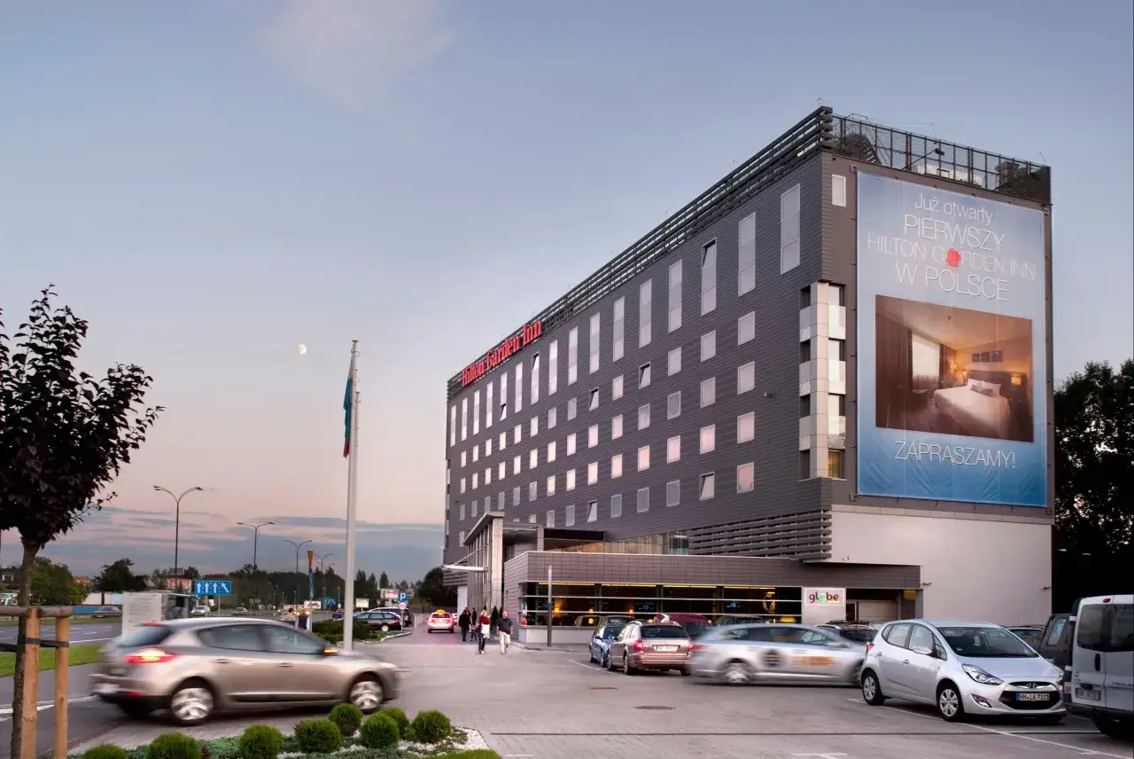 Nowy Hilton Garden Inn w Polsce wita gości. Elegancki hotel w Krakowie zaprasza do komfortowych pokoi.