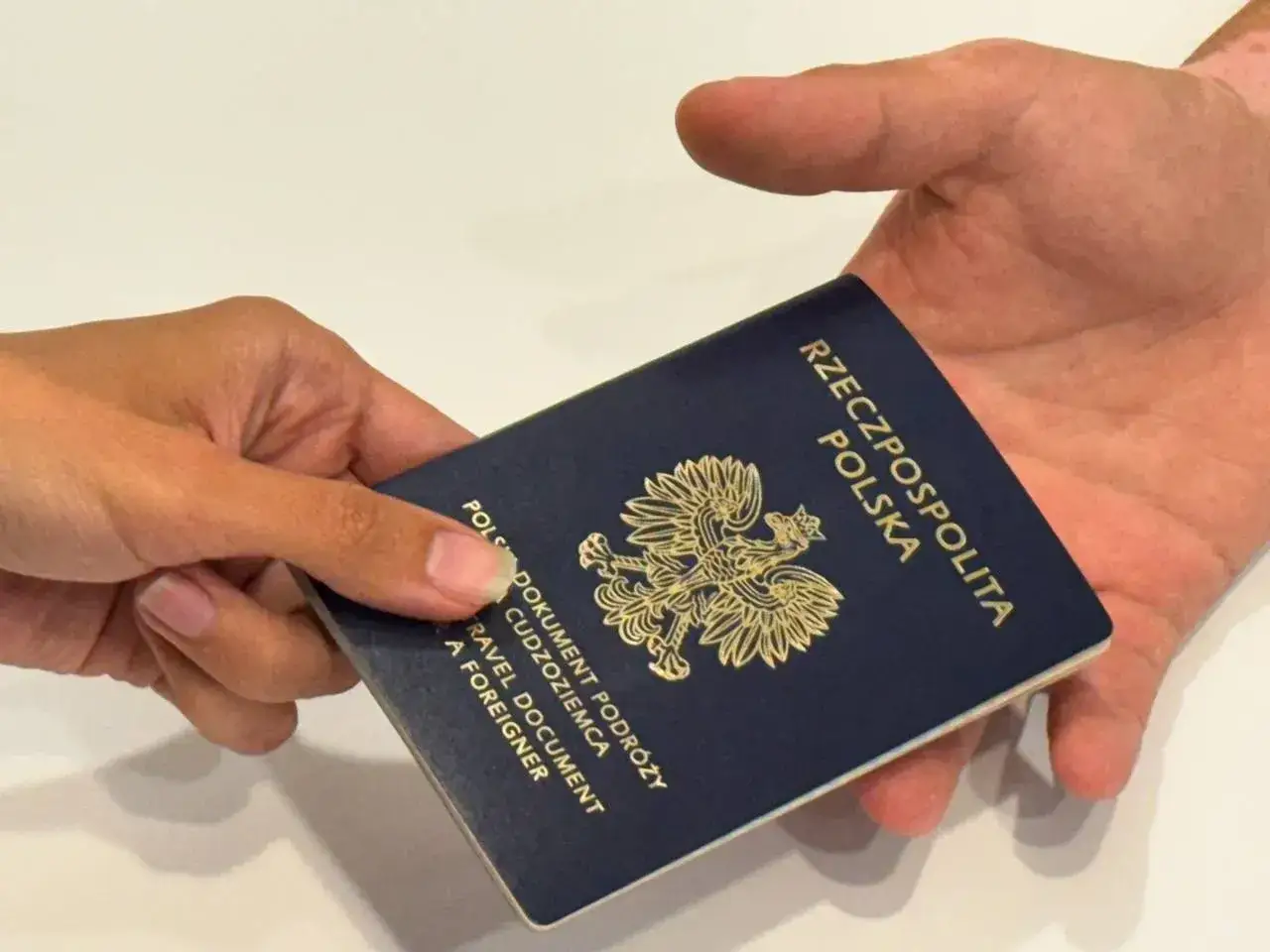 Przekazanie polskiego dokumentu podróży. Sprawdź passport requirements przed wyjazdem.