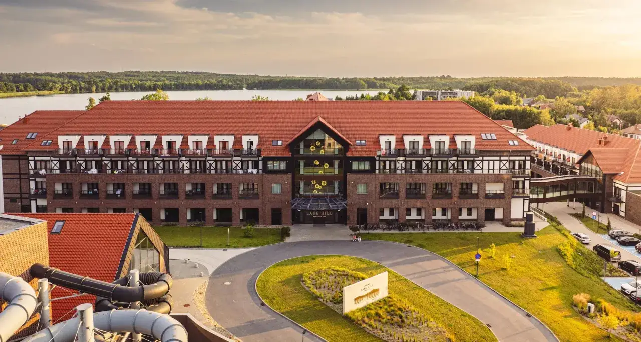 Nowoczesny hotel Lake Hill Resort & Spa, z widokiem na jezioro, zaprasza radisson individuals na relaks.