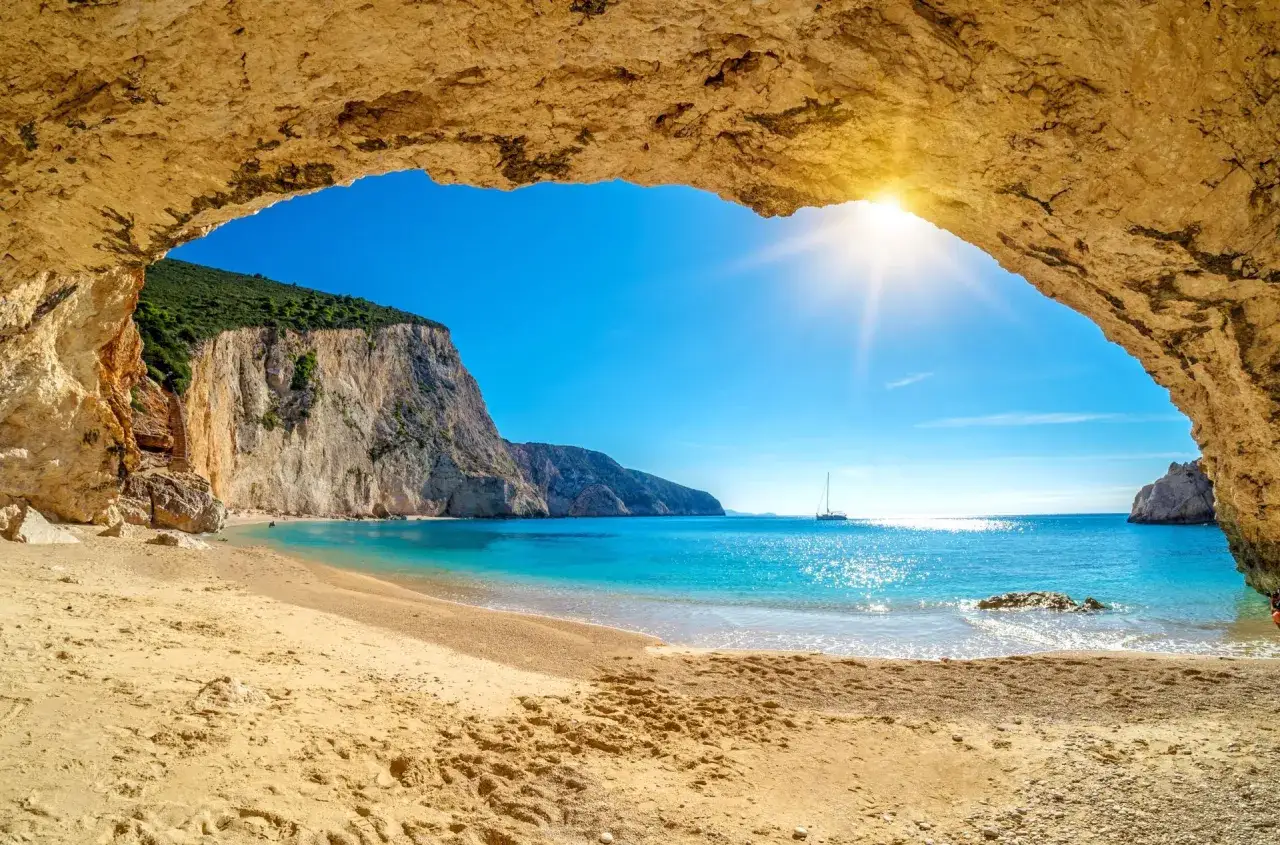 Piękna plaża na Lefkadzie, idealna na wakacje. Marzysz o lefkada loty z polski?