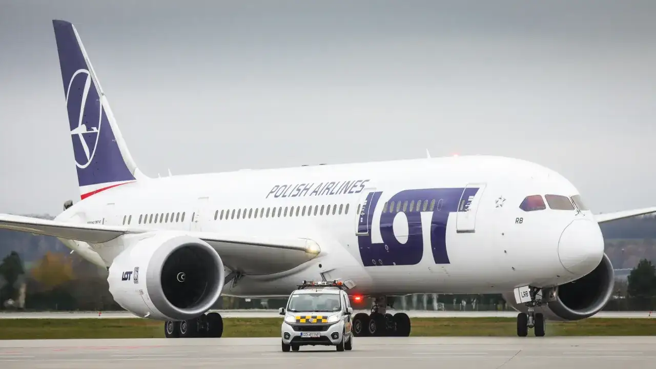 Samolot LOT Polish Airlines na płycie lotniska. Zastanawiasz się, ile się leci na Dominikanę?