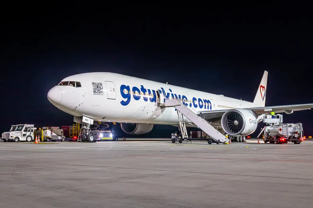 Samolot linii lotniczych mga airlines z napisem 