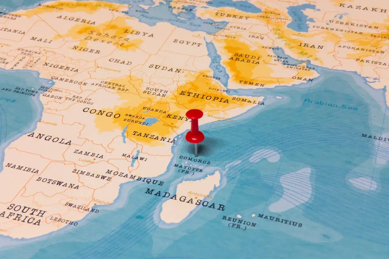 Tanie loty z Krakowa gdziekolwiek! Czerwony pinezka na mapie Afryki, wskazująca na Madagaskar.