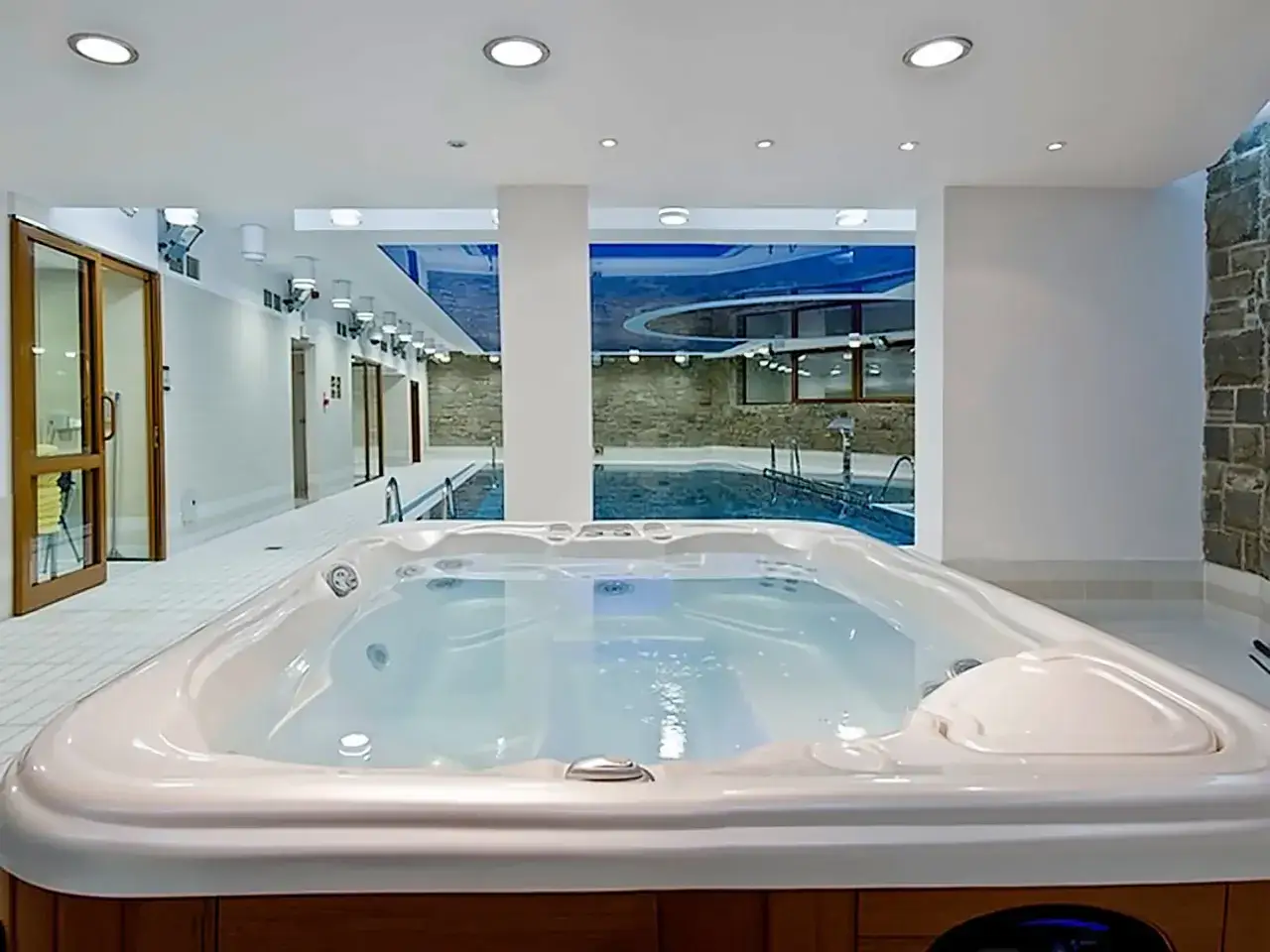 Relaks w jacuzzi i basenie w hotelu Crocus. Czysta woda i nowoczesny design zapraszają do odpoczynku.