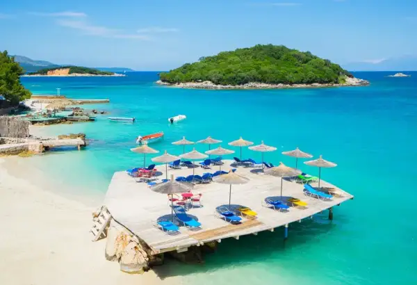 Rajskie albania plaże z turkusową wodą, leżakami i parasolami. Idealne miejsce na relaks.