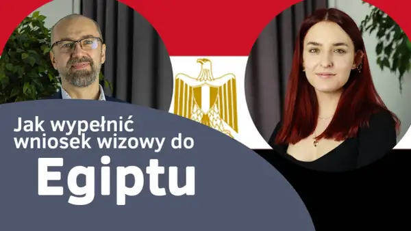 Jak wypełnić wniosek wizowy do Egiptu? Dwoje ludzi i flaga Egiptu.
