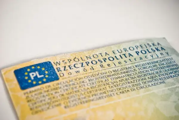 Dowód rejestracyjny z PL. Brak dowodu osobistego za granicą może prowadzić do konsekwencji, np. problemów z identyfikacją.