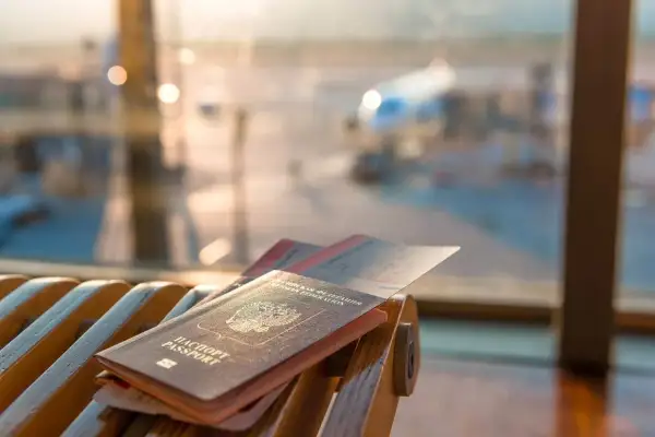 Paszport i bilety lotnicze czekają na podróż. Może to dokument dla konsula, który wyrusza w ważną misję.