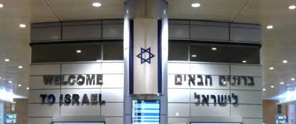 Powitanie w Izraelu. Flaga Izraela i napisy "Welcome to Israel" oraz "ברוכים הבאים לישראל" na lotnisku. Wiza do Izraela jest ważna.