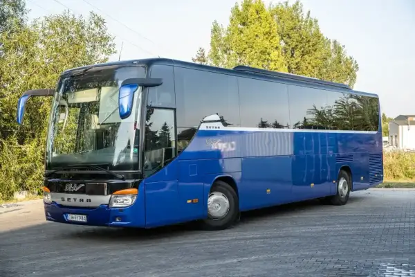 Niebieski autokar Setra DLA, idealny na podróże po Niemczech. Sprawdź ceny i zaplanuj wycieczkę!