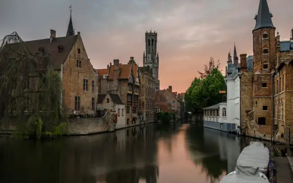 Bruggia, z jej kanałami i wieżą Belfort, to kwintesencja tego, z czego słynie Belgia: średniowieczna architektura i malownicze krajobrazy.