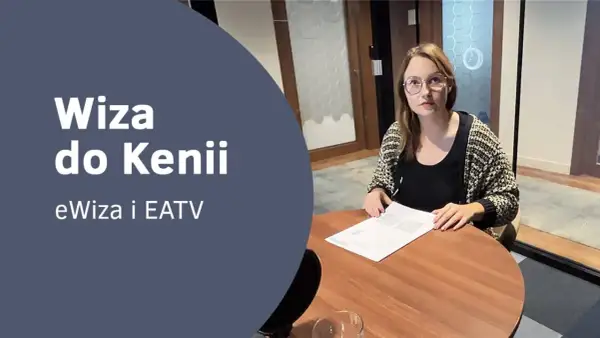Kobieta przy stole z dokumentami, omawia wiza do Kenii. eWiza i EATV.