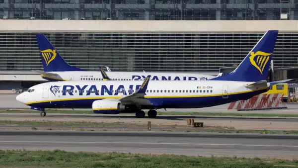 Dwa samoloty Ryanair na płycie lotniska. Jeśli masz problem z lotem, sprawdź, jak złożyć Ryanair reklamacje.