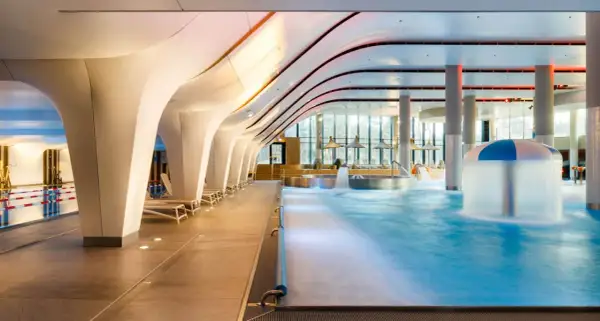 Nowoczesny basen z hydromasażem i atrakcjami wodnymi. Sprawdź radisson blu resort świnoujście ceny i zarezerwuj pobyt.