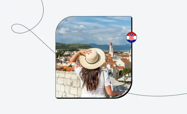 Kobieta w kapeluszu podziwia chorwackie miasto. Czy do Chorwacji potrzebny jest paszport? Sprawdź!
