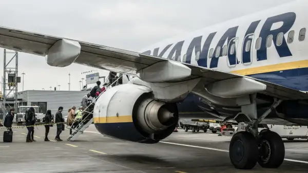 Pasażerowie wsiadają do samolotu Ryanair. Zanim zmierzysz bagaż rejestrowany, sprawdź wymiary na stronie przewoźnika.