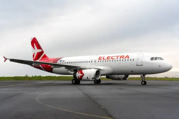 Samolot Electra Airways na płycie lotniska. Czekam na odbiór mojego bagażu po podróży.