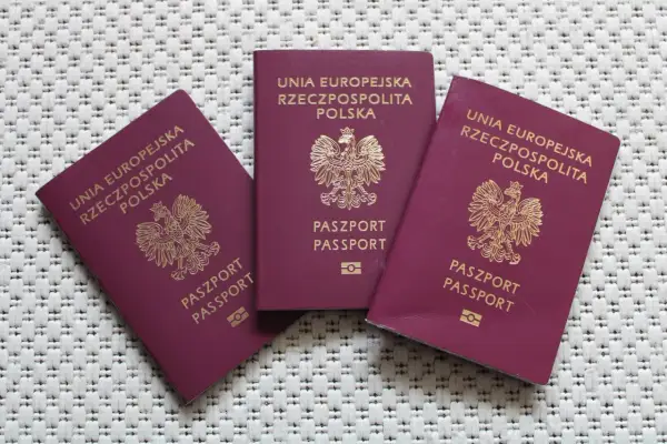 Trzy polskie paszporty, gotowe do podróży. Sprawdź wymagania paszportowe przed wyjazdem.