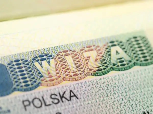 Fragment dokumentu z napisem "WIZA" i "POLSKA". To jest co to wiza - dokument uprawniający do wjazdu lub pobytu.