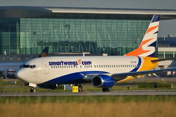 Samolot Smartwings na płycie lotniska. Idealny bagaż podręczny na wakacje z tą linią lotniczą.