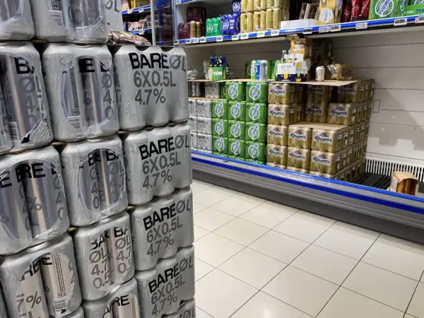 Piwo w norweskich sklepach. Widoczne pakiety piwa "Bare øl" i "Ringnes" sugerują ceny w norwegii.