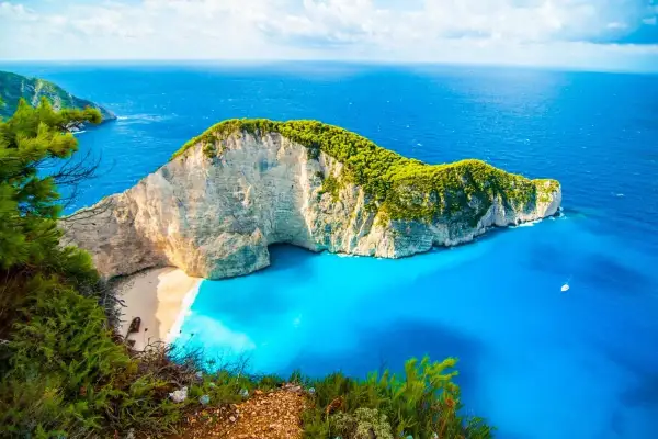 Grecja gdzie na wakacje? Wyobraź sobie Navagio Beach na Zakynthos – białe klify, turkusowa woda i ukryta plaża. Idealne miejsce na niezapomniany urlop.