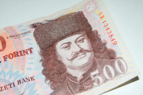 Na banknocie 500 forintów widnieje portret II. Rákócziego Ferenca. To właśnie forint jest walutą na Węgrzech.