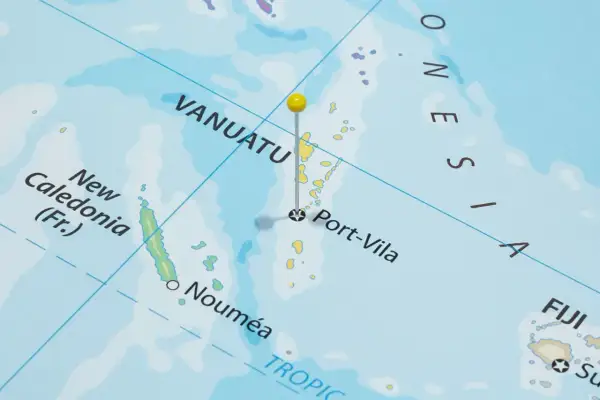 Mapa z zaznaczoną lokalizacją Vanuatu i Port-Vila. Idealne miejsce na wymarzone wakacje!
