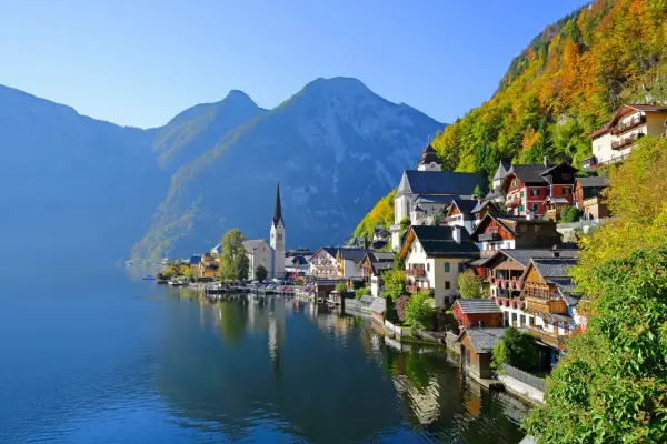 Hallstatt, z czego słynie Austria, to malownicza wioska nad jeziorem, otoczona jesiennymi górami.